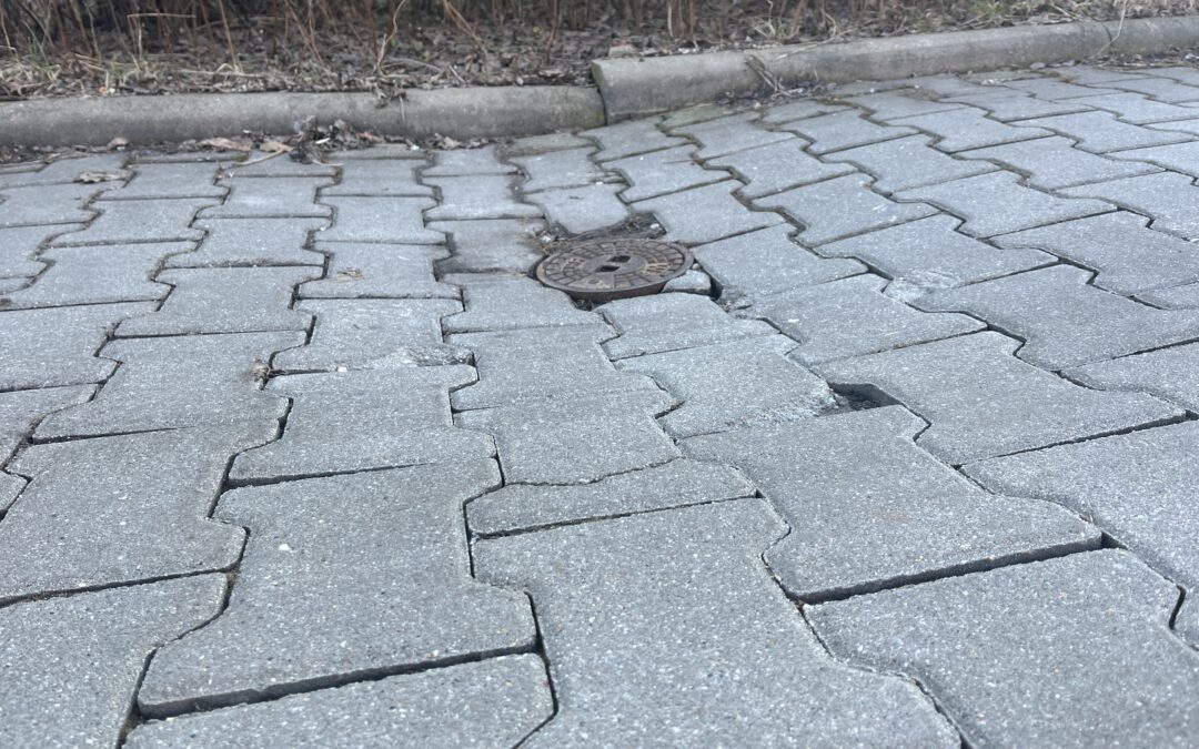 Kostka zapadnięta wokół studni